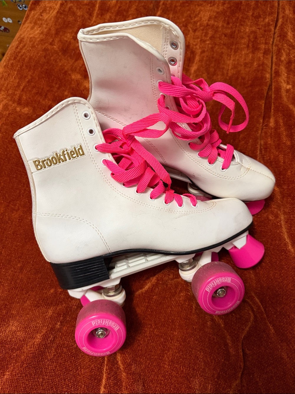 Brookfield | Vintage White Roller Skates with Hot Pink Wheels & Laces | 8